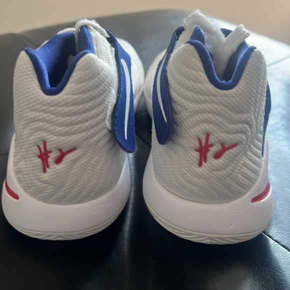 Kyrie 2 boys 5.5 - Picture 6 of 9